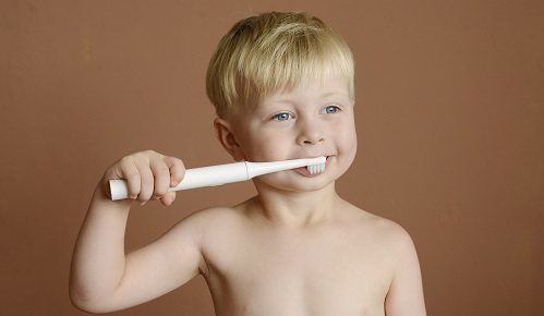 Enséñale una rutina de higiene bucal desde bien pequeño