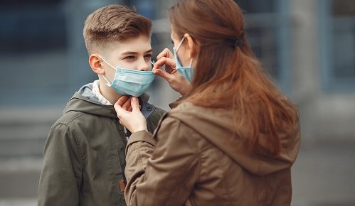 Los bebés menores de 2 años no deben usar mascarillas