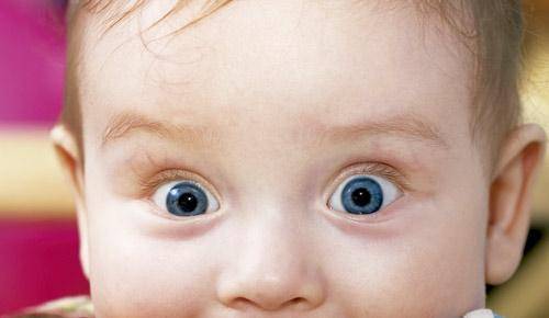 ¿Por qué mi hijo tiene los ojos rojos?