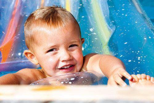 Cómo proteger a los niños del cloro de la piscina