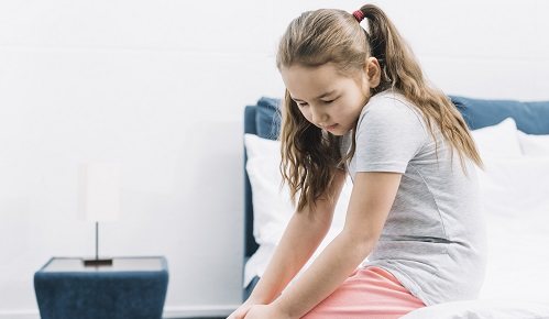 ¿Qué causa la sinovitis transitoria de cadera en niños?