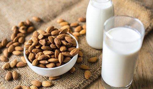 ¿Puede un bebé tomar leche de almendras?