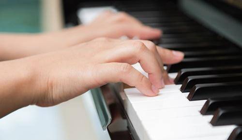 Cómo enseñar piano a un niño