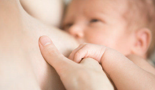 ¿Cómo hacer para que el recién nacido agarre el pecho?