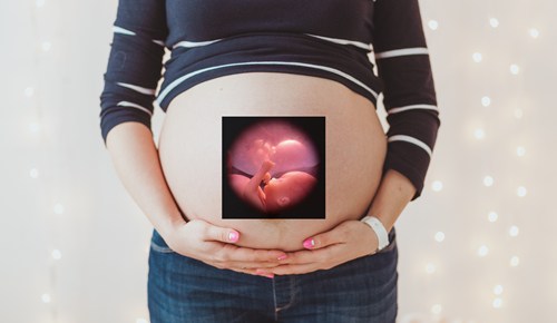 Bebé en el vientre materno: por qué patean y por qué duele
