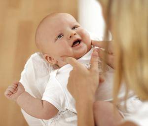 Masajes para aliviar la tos y los catarros del bebé