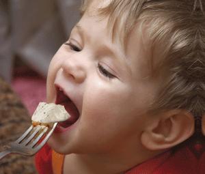 ¿A qué edad puede comer pescado un bebé?