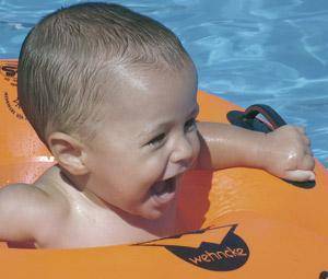 Jugando en la piscina