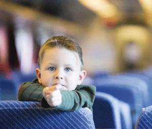 ¿Pueden viajar los niños solos en tren?