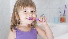 Trucos para cuidar los dientes de los niños cuando viajamos