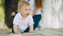 ¿cuándo un bebé gatea hacia atrás?