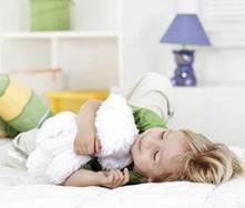 Su primera noche sin mamá ni papá