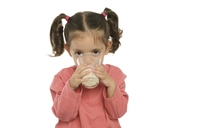 ¿A qué edad es recomendable dar leche de vaca al bebé?