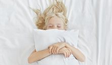¿por qué hay bebés y niños que se mueven mucho al dormir?