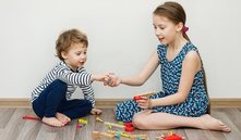 Cómo involucrar a los hermanos mayores en la estimulación del bebé