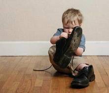 ¿a qué edad aprenden a atarse los cordones?