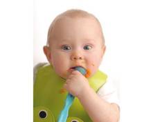 ¿por qué escupe la papilla?