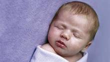 Los bebés recuerdan la primera lengua que escuchan