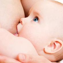 La leche materna protege frente al cáncer en el bebé y la mamá