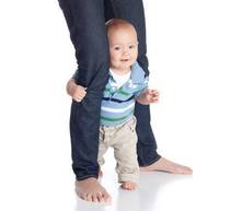 Niño aprendiendo a andar