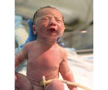 ¿por qué los bebés hacen caca verde?